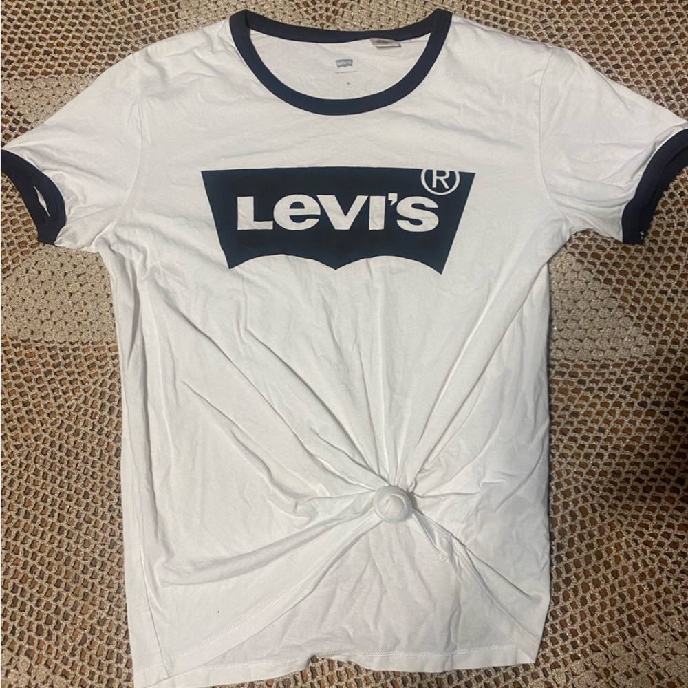 Levi’s t-shirt